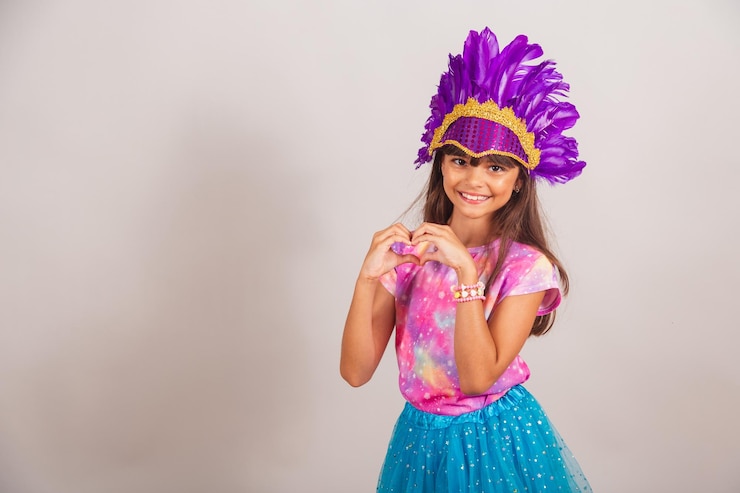 Foto linda menina brasileira vestida para o carnaval no brasil sinal de coração com as mãos