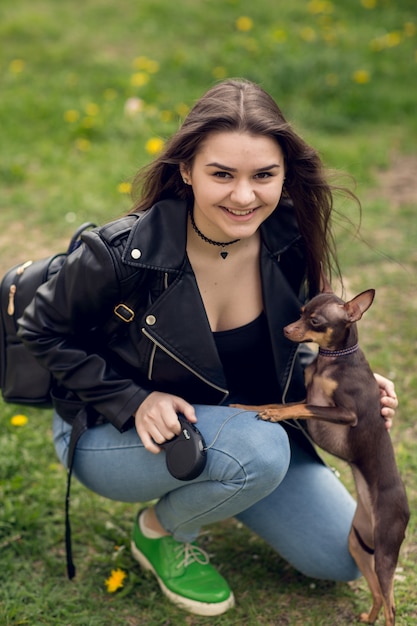 Linda menina brincando com cachorro ao ar livre