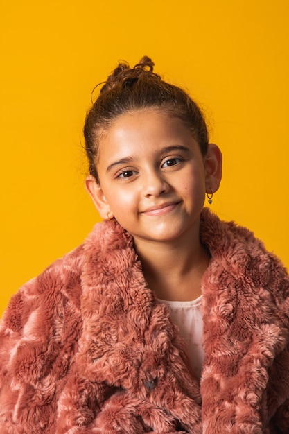 Linda menina com roupa de inverno.