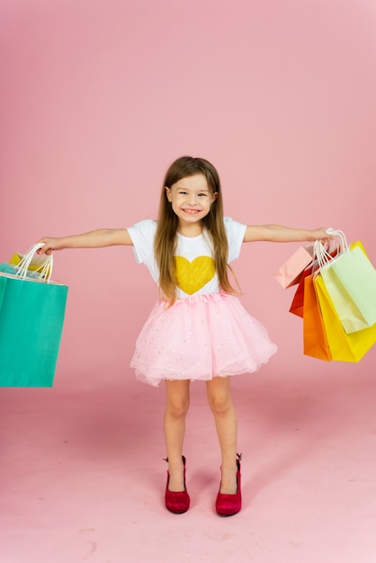 Linda menina com sacolas de compras