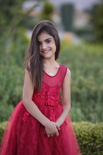 Foto linda menina com vestido de princesa com parque de campo ao ar livre