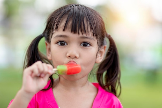 Linda menina comendo sorvete