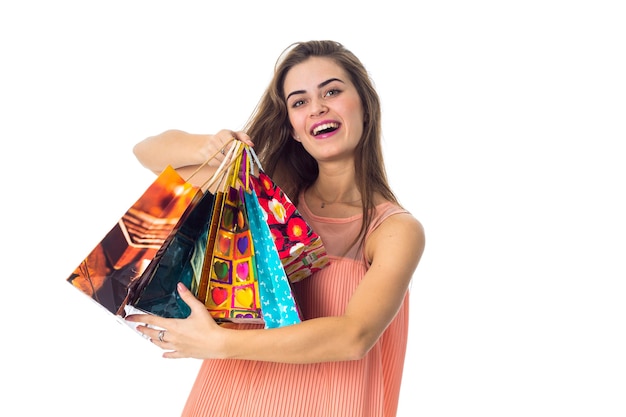 Foto linda menina doce guarda pacotes com compras na mão e ri