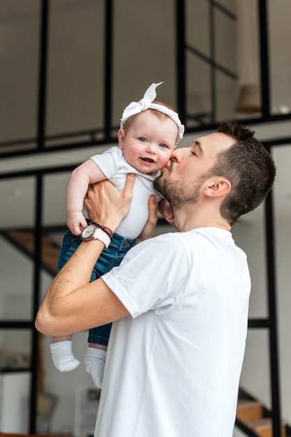 Linda menina e seu jovem pai