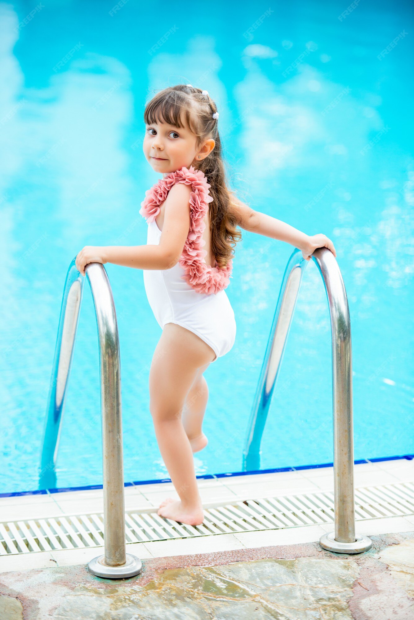 chacara florata: meninas lindas se divertindo muito na piscina,domingo de  muito sol