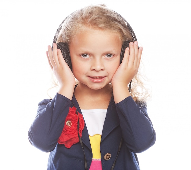 Foto linda menina feliz com fones de ouvido