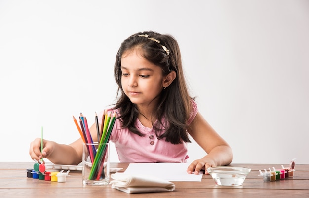 Linda menina indiana ou asiática para colorir, desenhar ou pintar com cores, lápis etc.