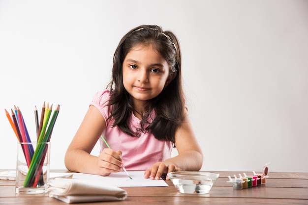 Linda menina indiana ou asiática para colorir, desenhar ou pintar com cores, lápis etc.