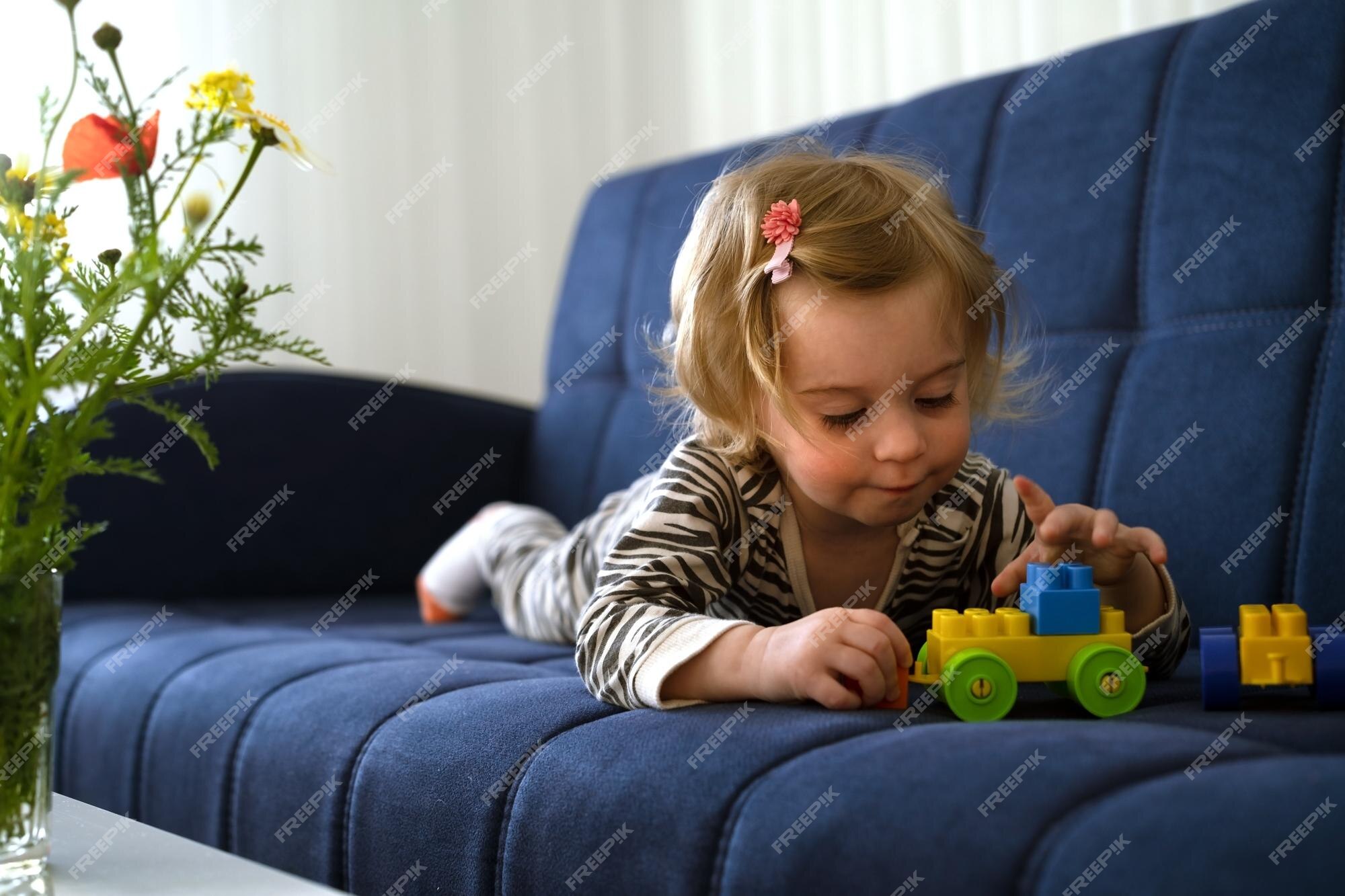 Jogo Feliz Da Menina Em Casa Criança Engraçada Que Tem O Divertimento Na  Sala De Crianças Imagem de Stock - Imagem de brincalhona, caucasiano:  129422317