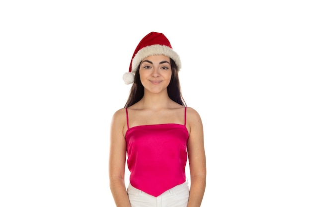 Linda menina morena com chapéu de papai noel isolado no fundo branco com espaço de cópia