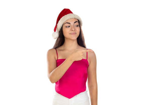 Linda menina morena com chapéu de papai noel isolado no fundo branco com espaço de cópia