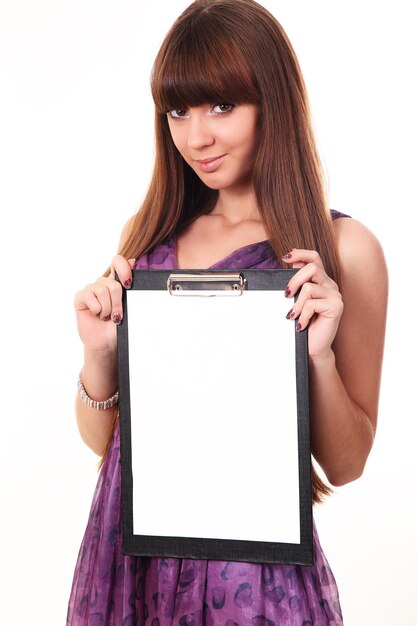 Foto linda menina morena com prancheta isolada em um fundo branco.