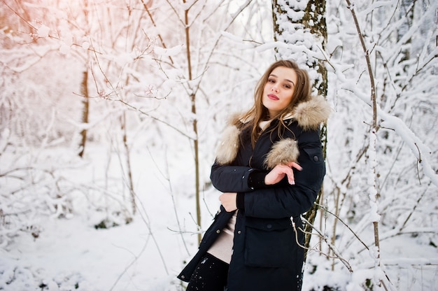 Linda menina morena com roupas quentes de inverno. Modelo com casaco de inverno.