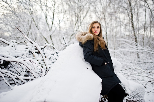 Linda menina morena com roupas quentes de inverno. Modelo com casaco de inverno.