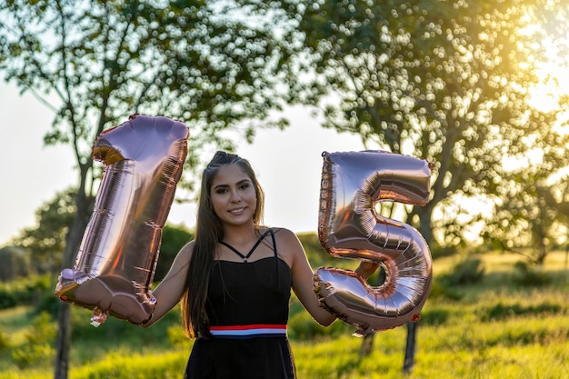 Foto linda menina morena comemorando 15 anos de vida, debutante.