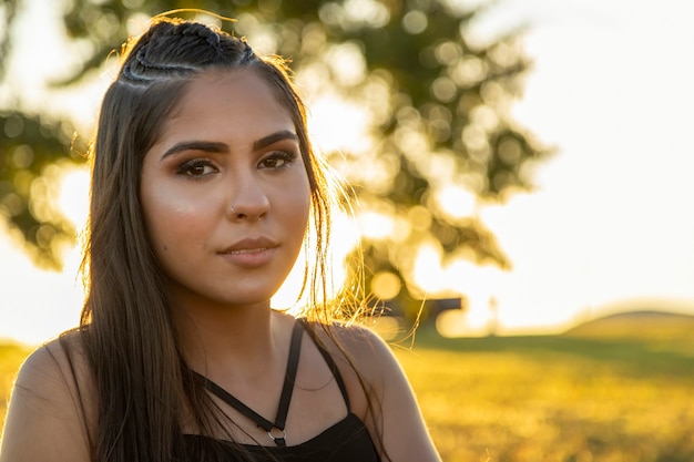 Foto linda menina morena posando em fotos da natureza, no pôr do sol.