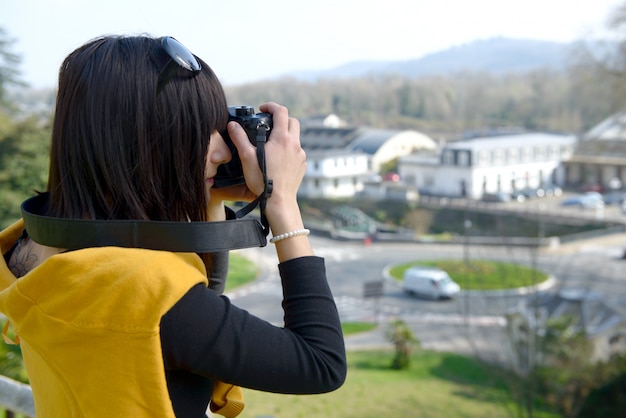 Linda menina morena visita uma cidade francesa, Pau