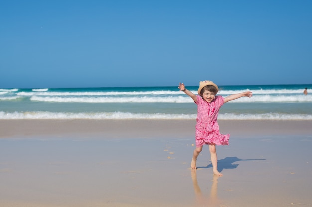 Linda menina na praia ilha de fuerteventura, corralejo