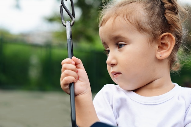 Linda menina no parque