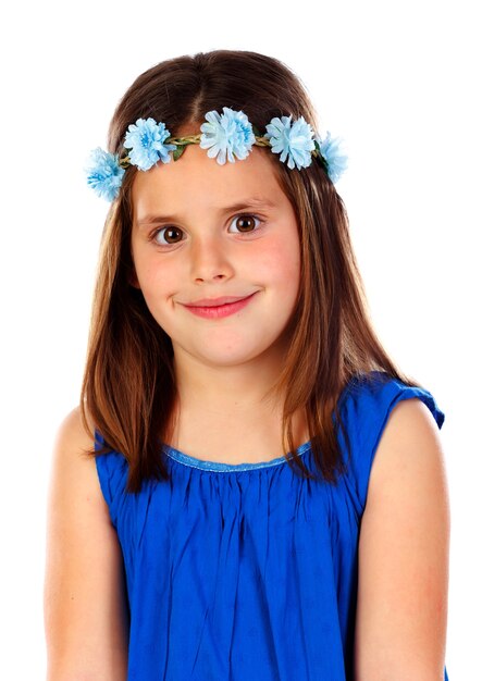 Foto linda menina pequena com vestido azul e uma coroa de flores na cabeça dela