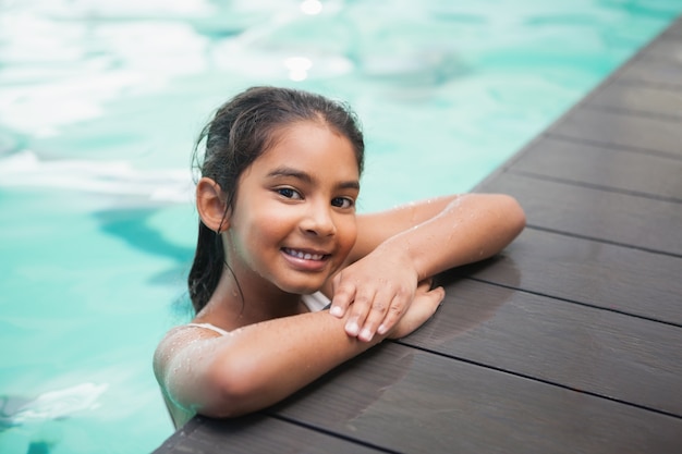 Linda menina sorrindo na piscina