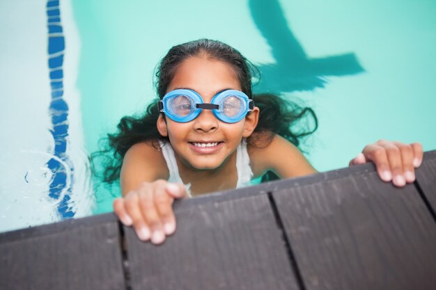 Foto linda menina sorrindo na piscina