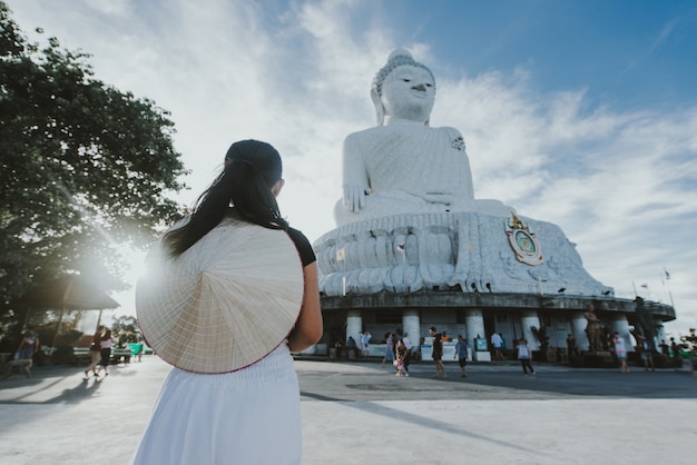 Linda menina tailandesa visitando o grande Buda em Phuket