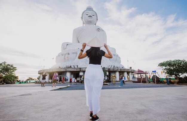 Linda menina tailandesa visitando o grande buda em phuket