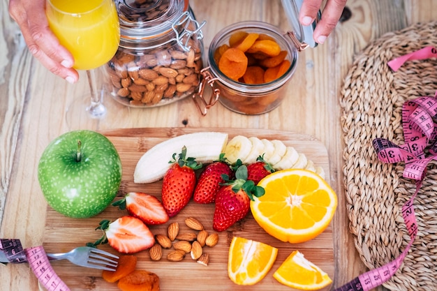 Linda mesa cheia de alimentos saudáveis, frutas e vegetais - conceito de estilo de vida lógico