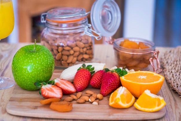 Linda mesa cheia de comidas como frutas para tomar um bom e gostoso café da manhã em casa para perder peso e ficar melhor com você - na mesa tem banana, framberry, laranja, maçã e muito mais