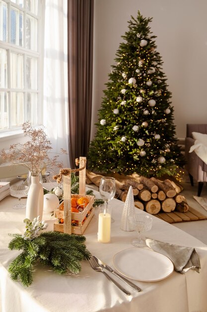 Linda mesa com enfeites de Natal na sala Jantar ou almoço