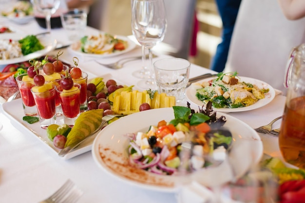 Linda mesa de buffet de banquete de catering