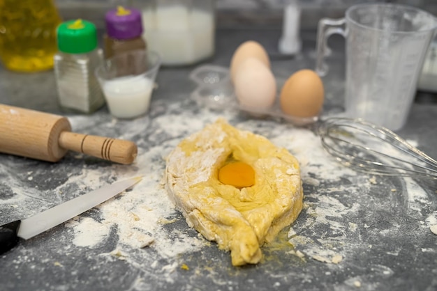 Linda mesa de cozinha na qual há uma preparação de massa de farinha de ovos de leite