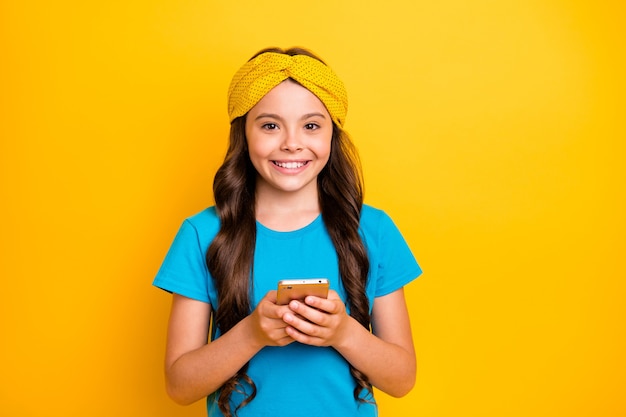 Foto linda moça bonita segurando sorriso de telefone