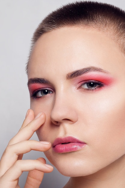 Linda modelo com cabelo curto e pálpebras vermelhas