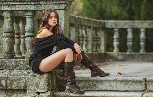 Linda modelo feminina na cidade de verão na europa na moda mulher posando no fundo da rua