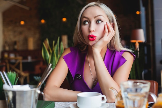 Linda modelo mujer en restaurante