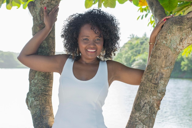 Linda modelo usando vestido branco Ao fundo natureza Salvador Bahia Brasil