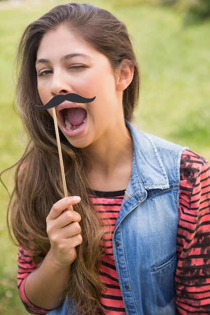 Linda morena com bigode falso