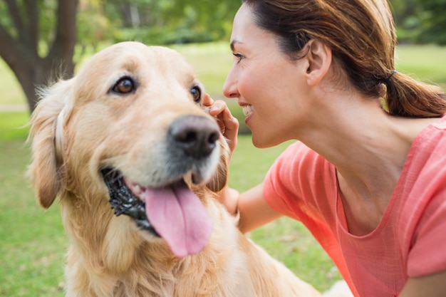 Linda morena com o cachorro no parque