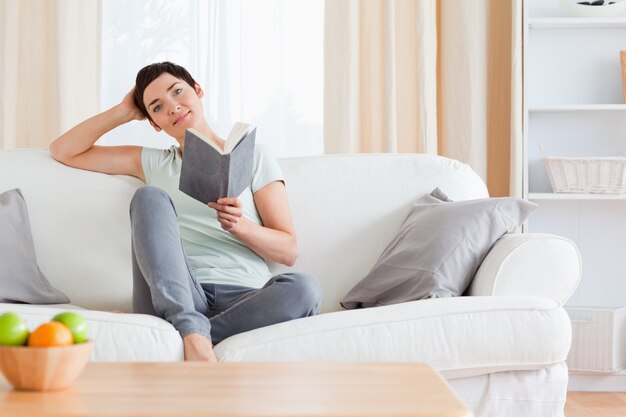 Linda morena leyendo un libro