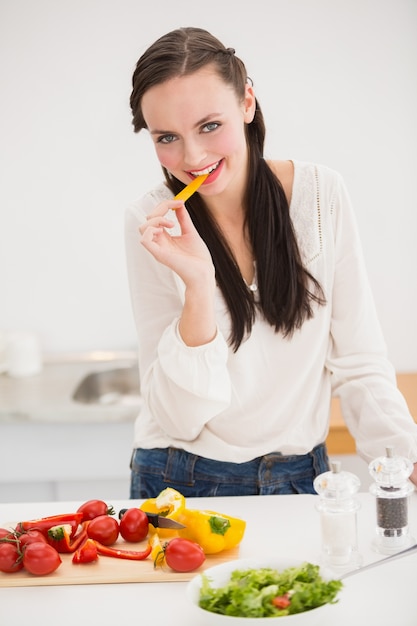 Linda morena preparando uma salada saudável