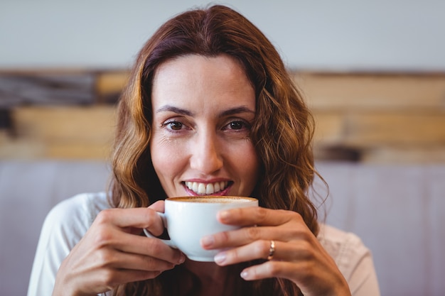 Linda morena tomando café