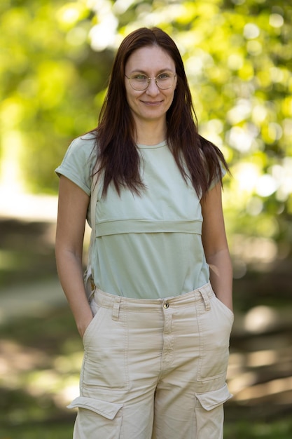 Linda mujer adulta de pie en el parque verde