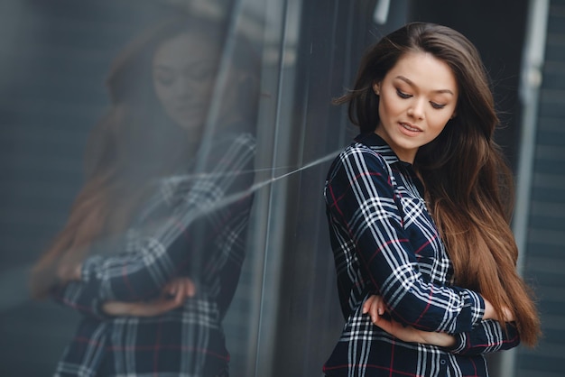 linda mujer al aire libre con ropa informal