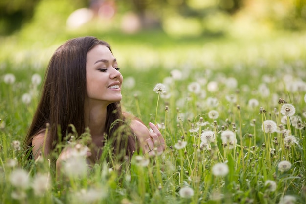 linda mujer al aire libre con ropa informal