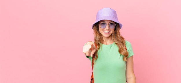 Linda mujer apuntando a la cámara eligiendo tu concepto de verano