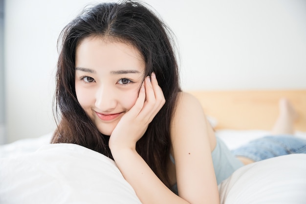 Foto linda mujer asiática descansando en la cama