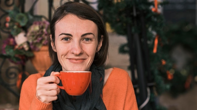 linda mujer bebiendo café caliente en un café