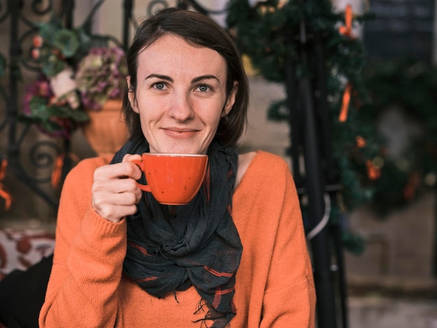 linda mujer bebiendo café caliente en un café